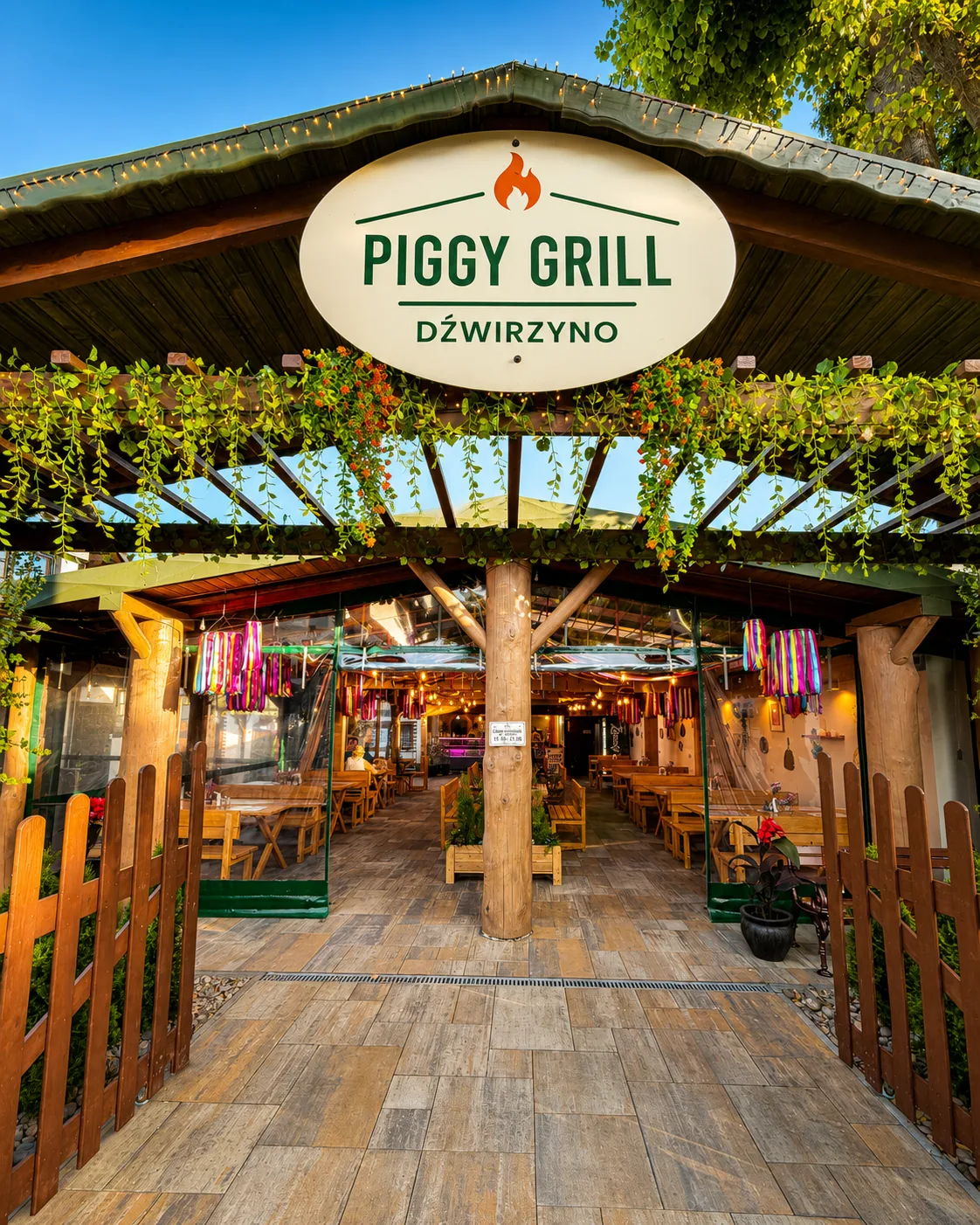 Wejście do lokalu Piggy Grill Dźwirzyno
